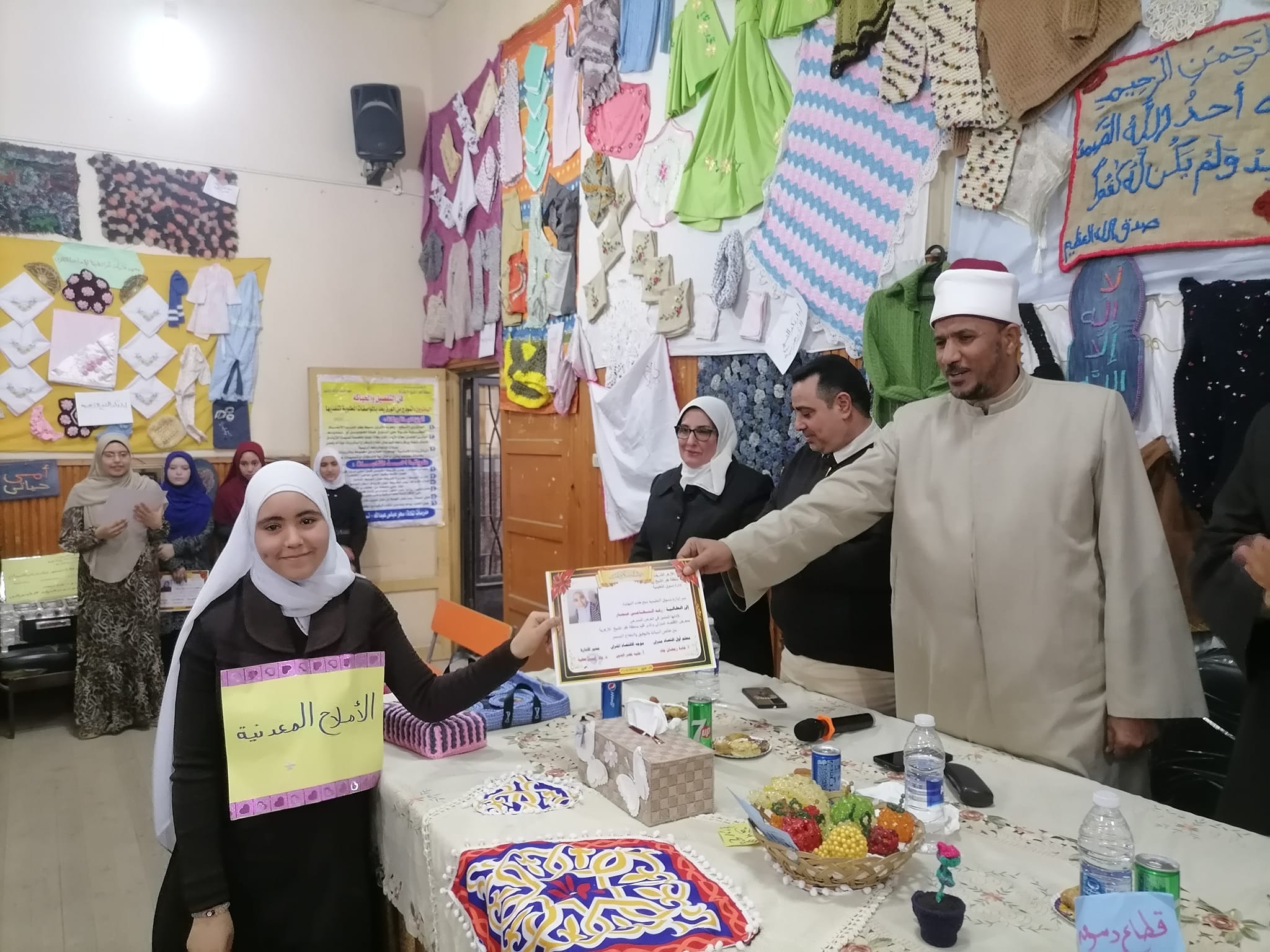 تكريم طالبه متميزة تكريم طالبه متميزة