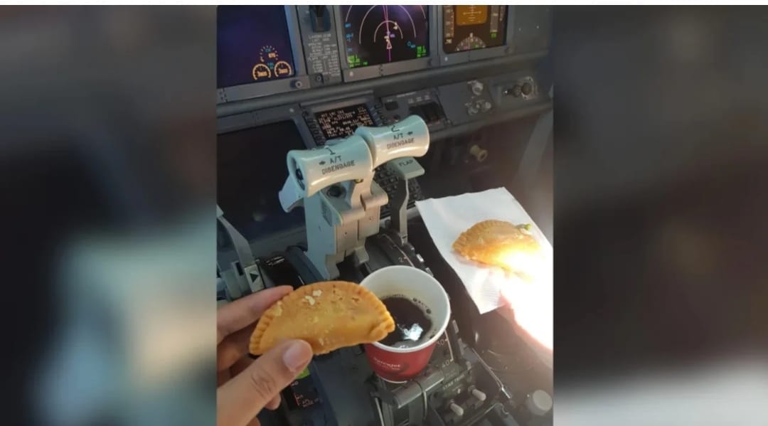 طيار يتناول القهوة داخل قمرة القيادة