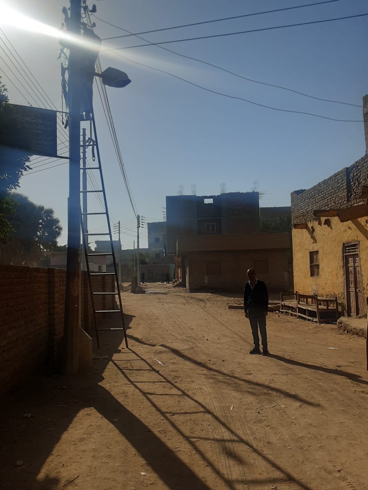 أعمال توصيل أسلاك الكهرباء بالأعمدة الجديدة بقرية النمسا