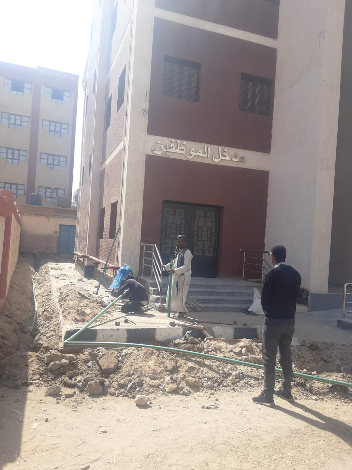 أعمال توصيل مرافق المياه لمجمع الخدمات الحكومية بقرية النمسا