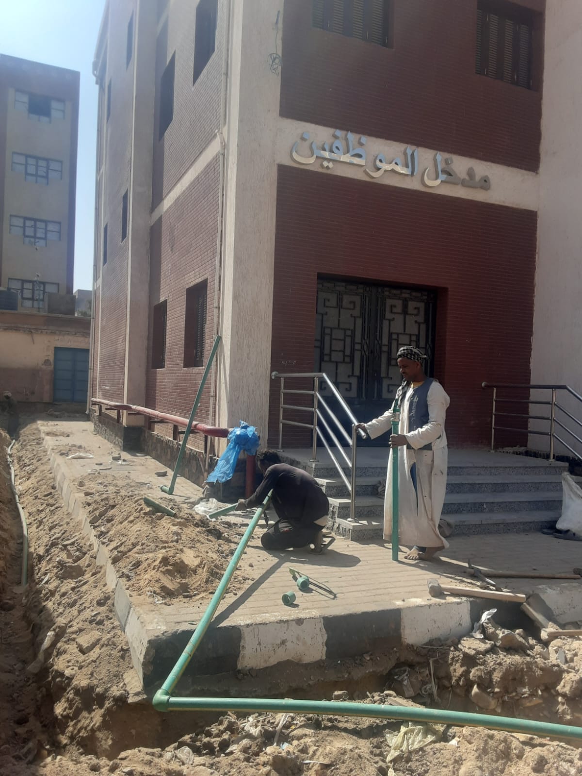 بدء توصيل مرافق المياه لمجمع الخدمات الحكومية بقرية النمسا