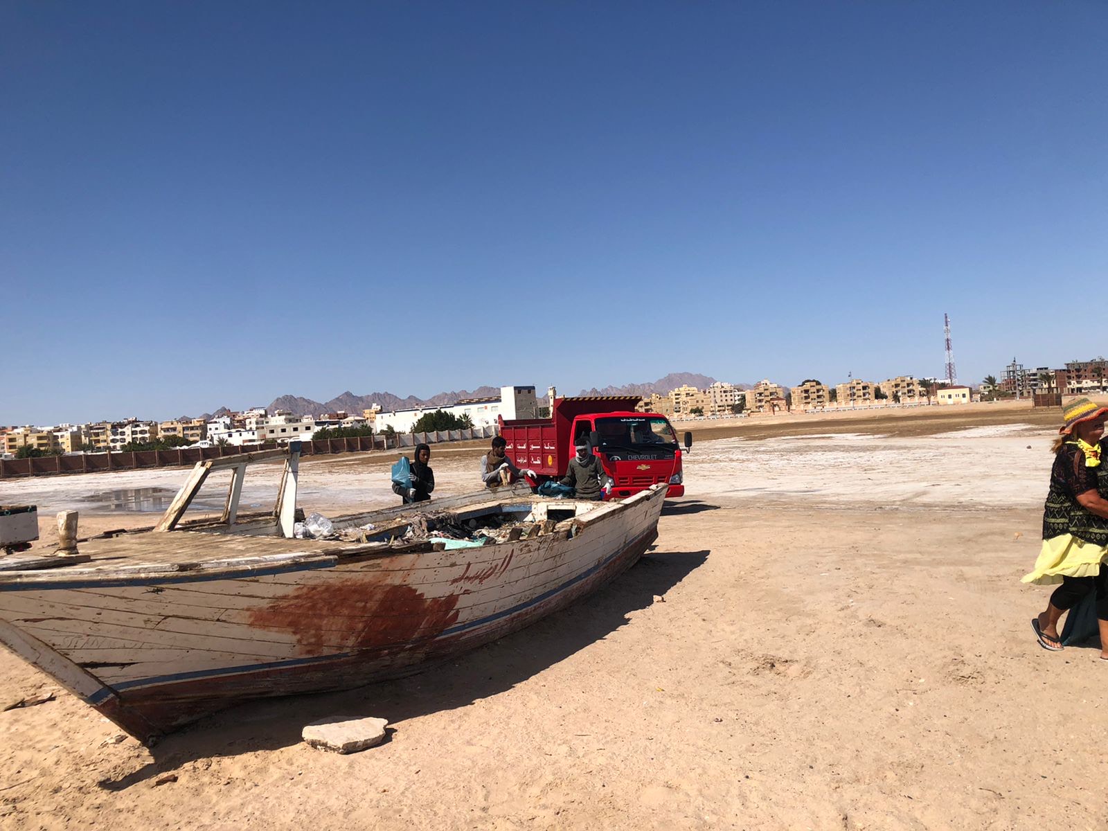 حملة نظافة لشواطئ المركز  السياحى الشمالى بسفاجا