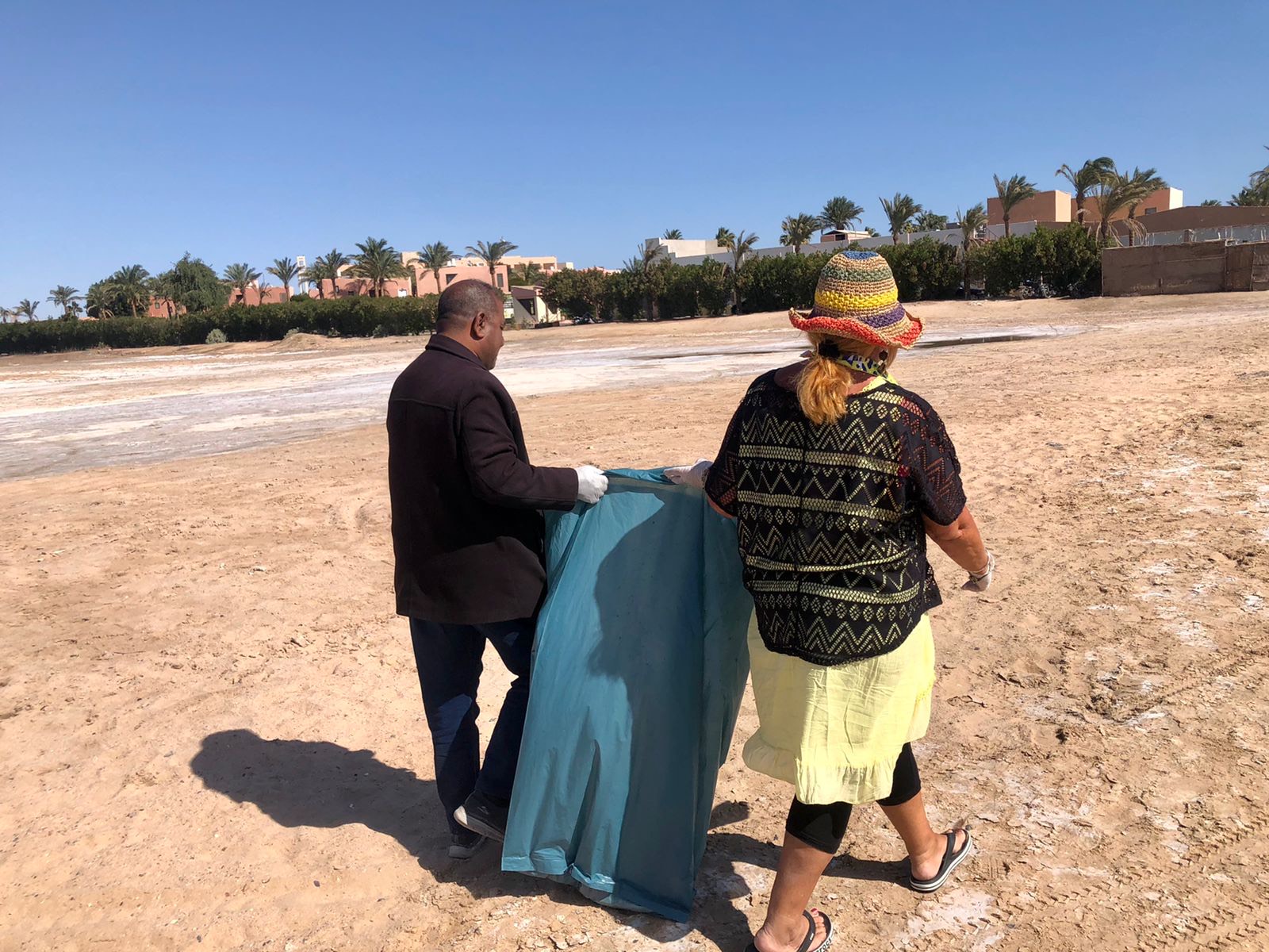 السياح يشاركون في حملة نظافة لشواطئ المركز السياحى الشمالى بسفاجا