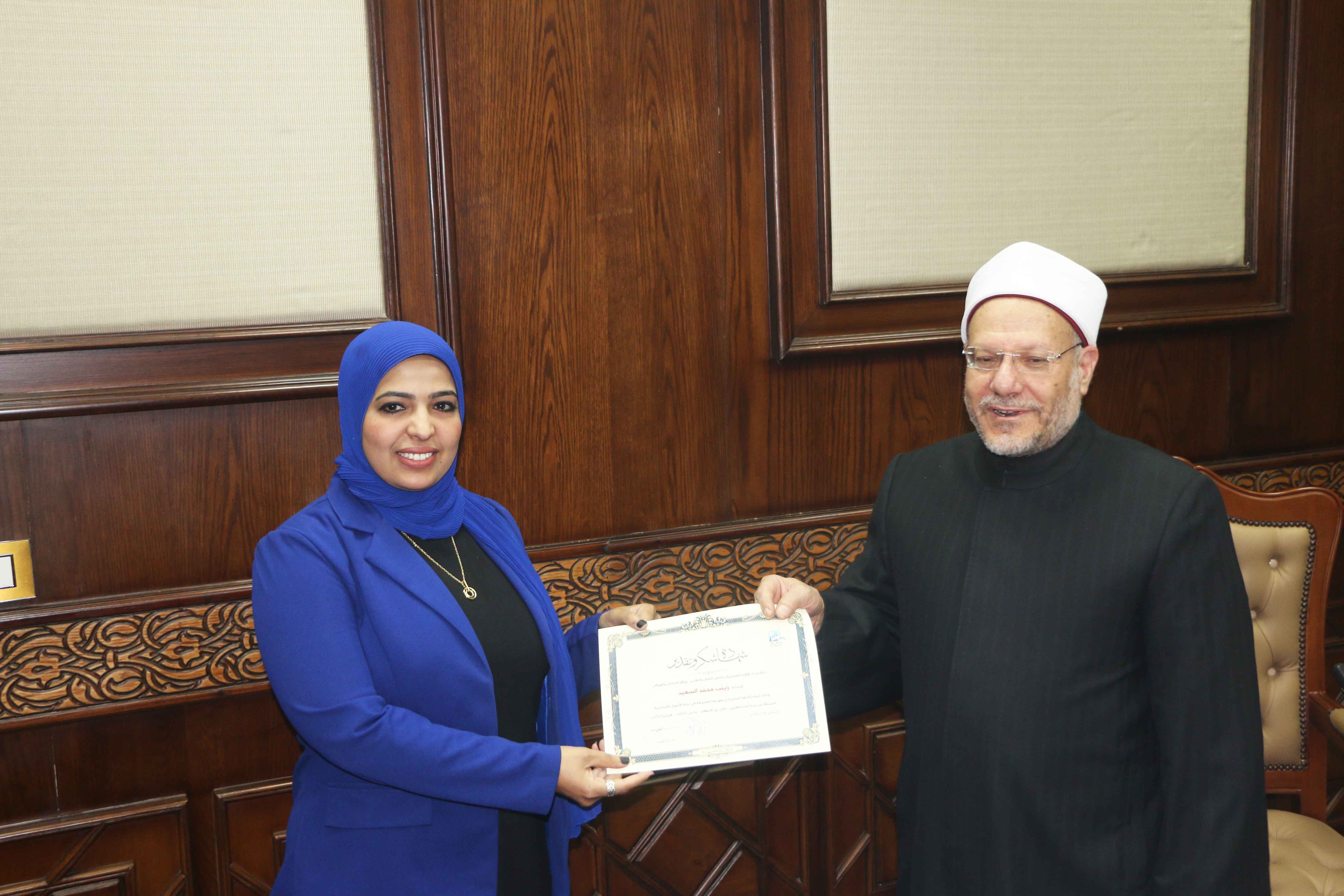 المفتى يكرم الباحثة الشرعية زينب محمد واختيارها كأول عضوة في لجنة أمانة الفتوى