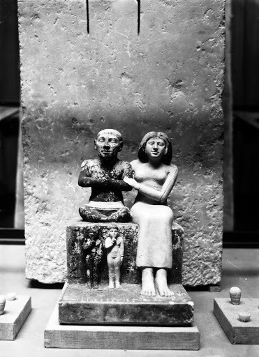 تمثال سنب وزوجته بمكان عرضه القديم