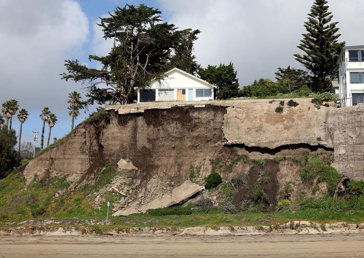 انهيار أراضي بسبب فيضان كاليفورنيا