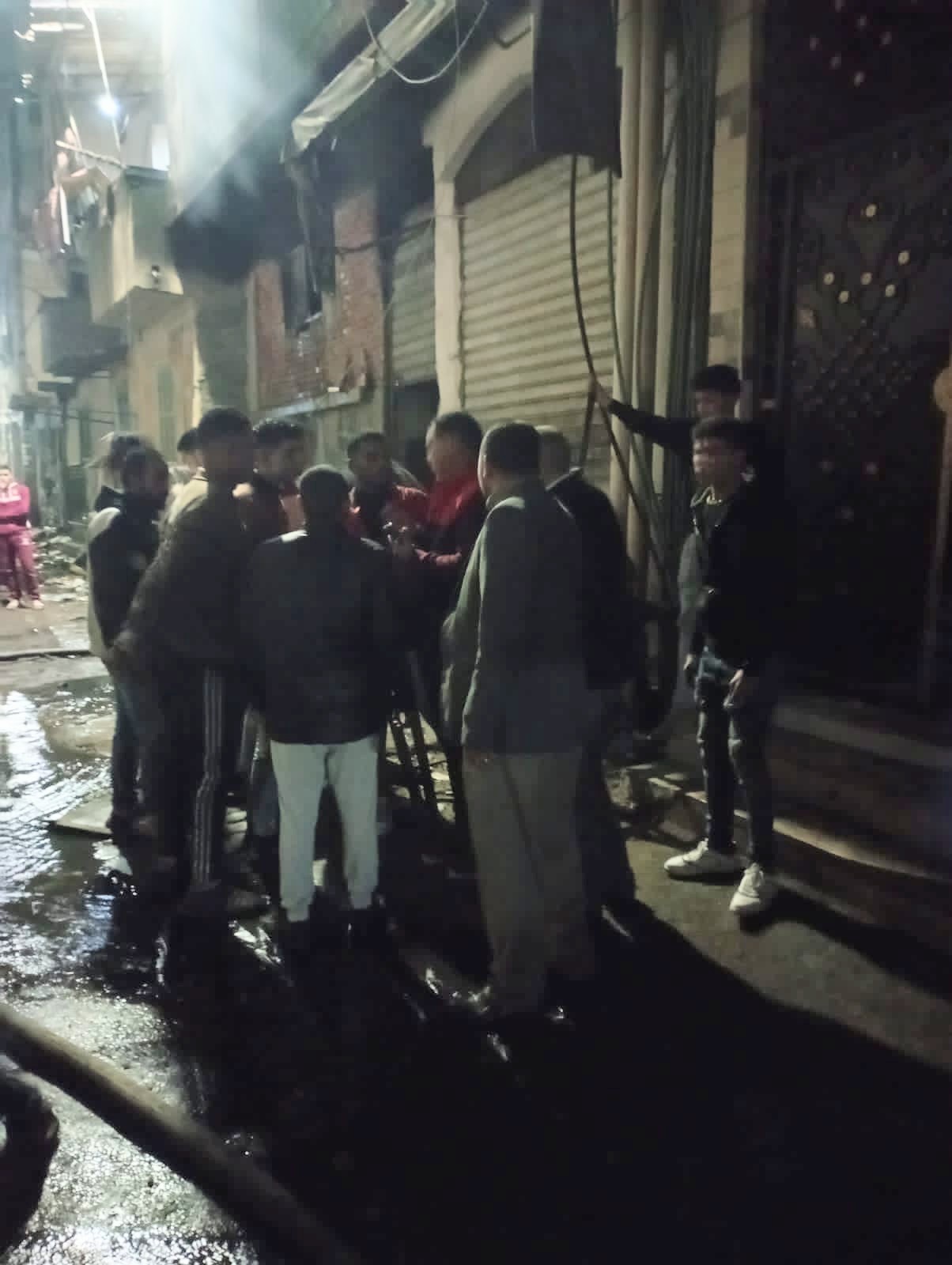 جانب من حريق محل خردة جانب من حريق محل خردة