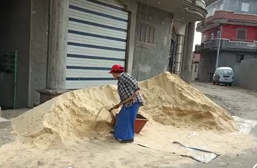 تساعد زوجها في مهنته الشاقه لمده17 عام تساعد زوجها في مهنته الشاقه لمده17 عام