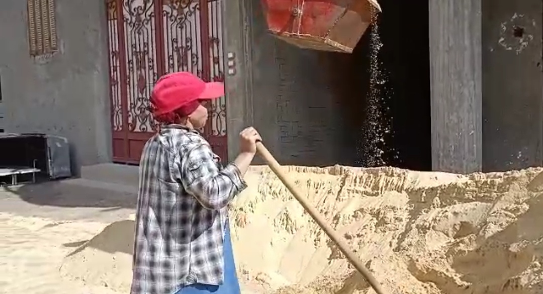 اثناء مساعده زوجها في العمل اثناء مساعده زوجها في العمل