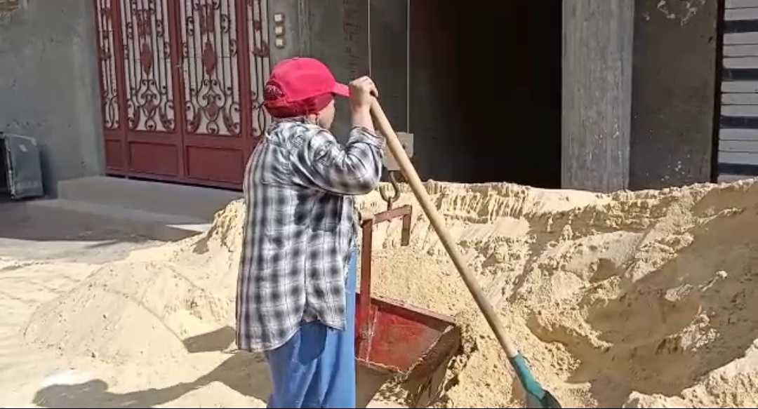 السيده اثناء تعبئه الونش السيده اثناء تعبئه الونش