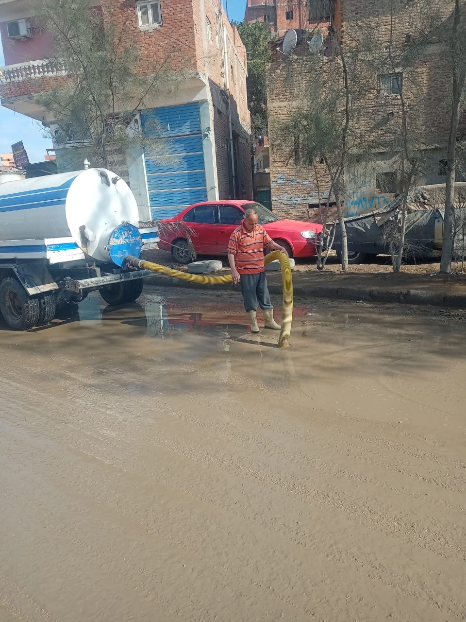 رفع مياه الامطار المتبقية بالشوارع