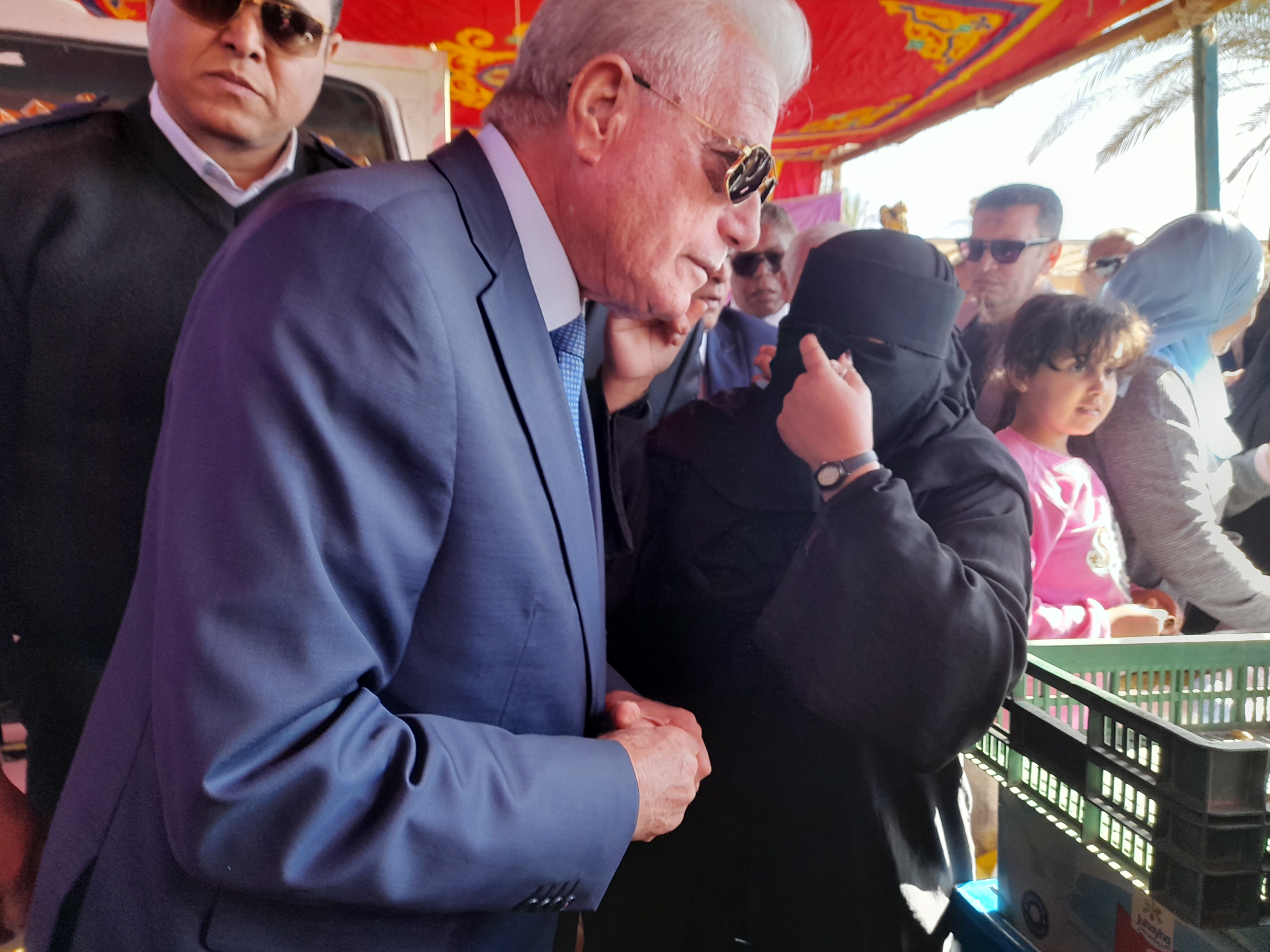 محافظ جنوب سيناء أثناء افتتاح معرض أهلا رمضان (2)