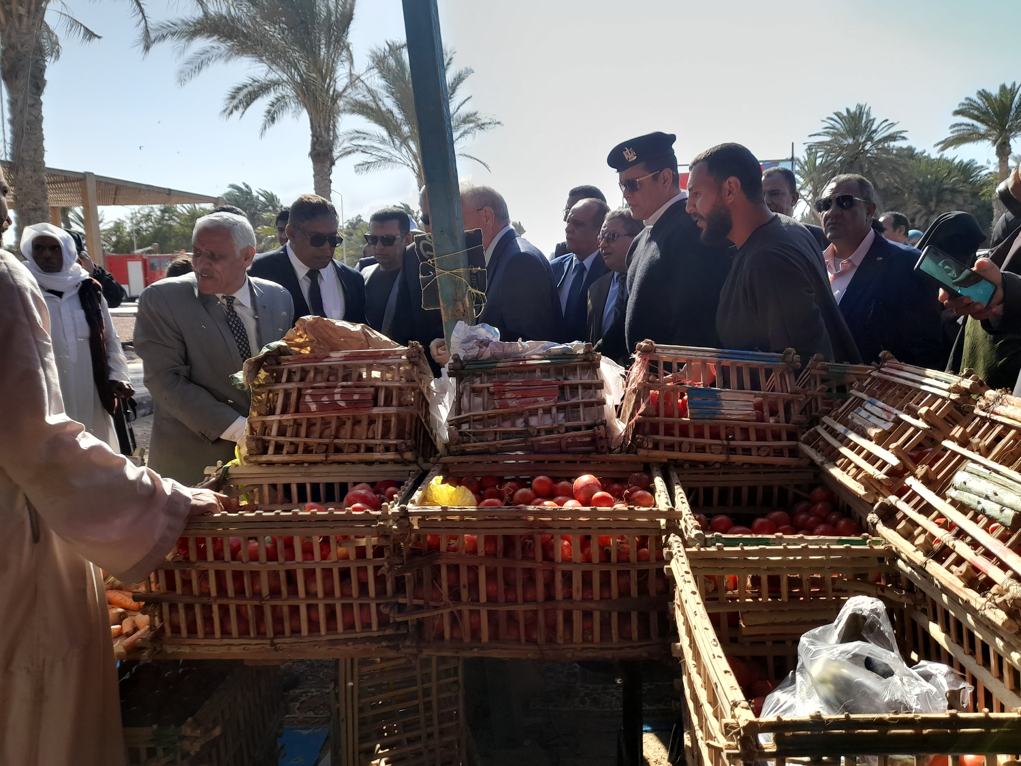 محافظ جنوب سيناء أثناء افتتاح معرض أهلا رمضان (1)