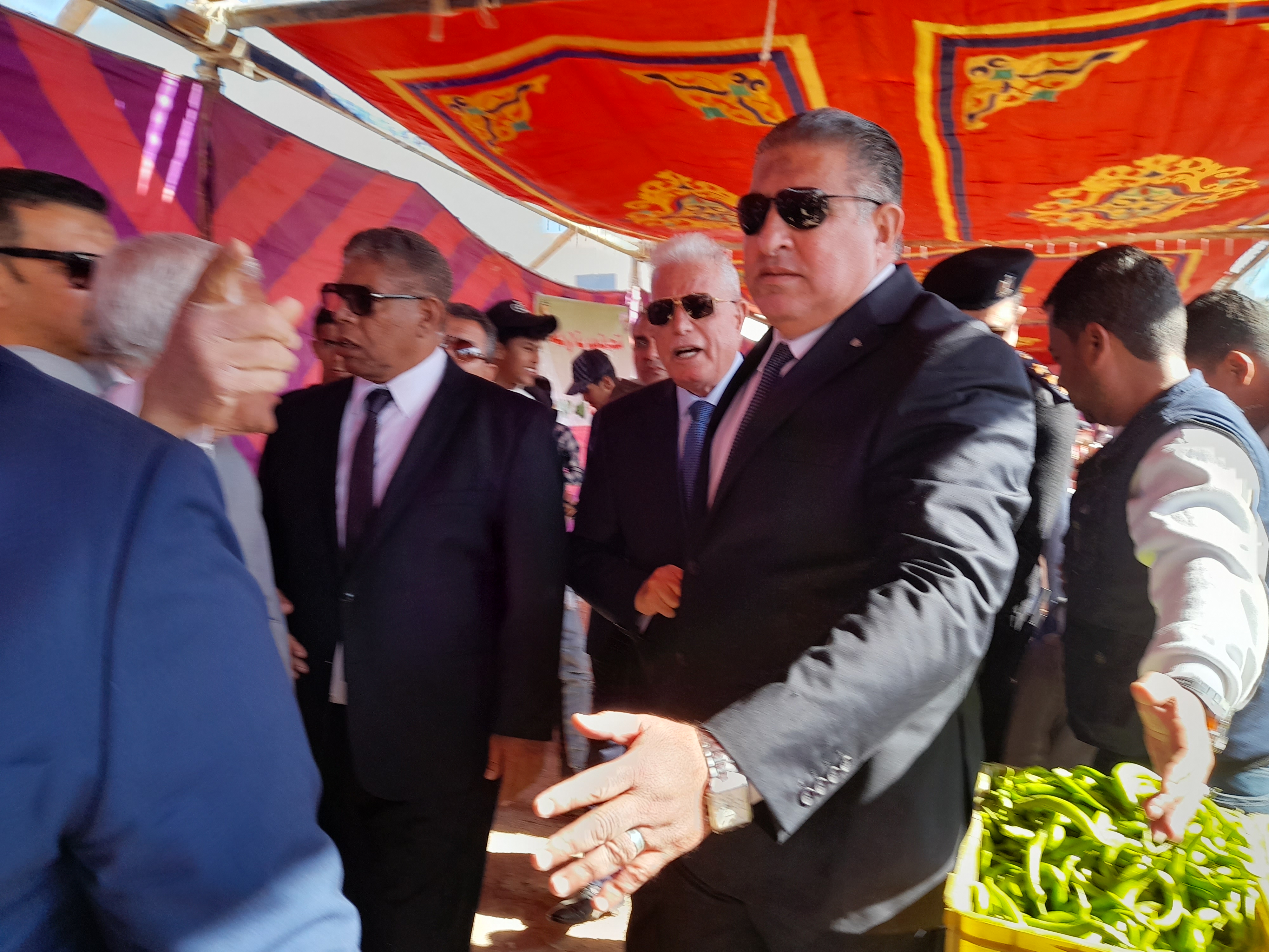 محافظ جنوب سيناء أثناء افتتاح معرض أهلا رمضان (3)