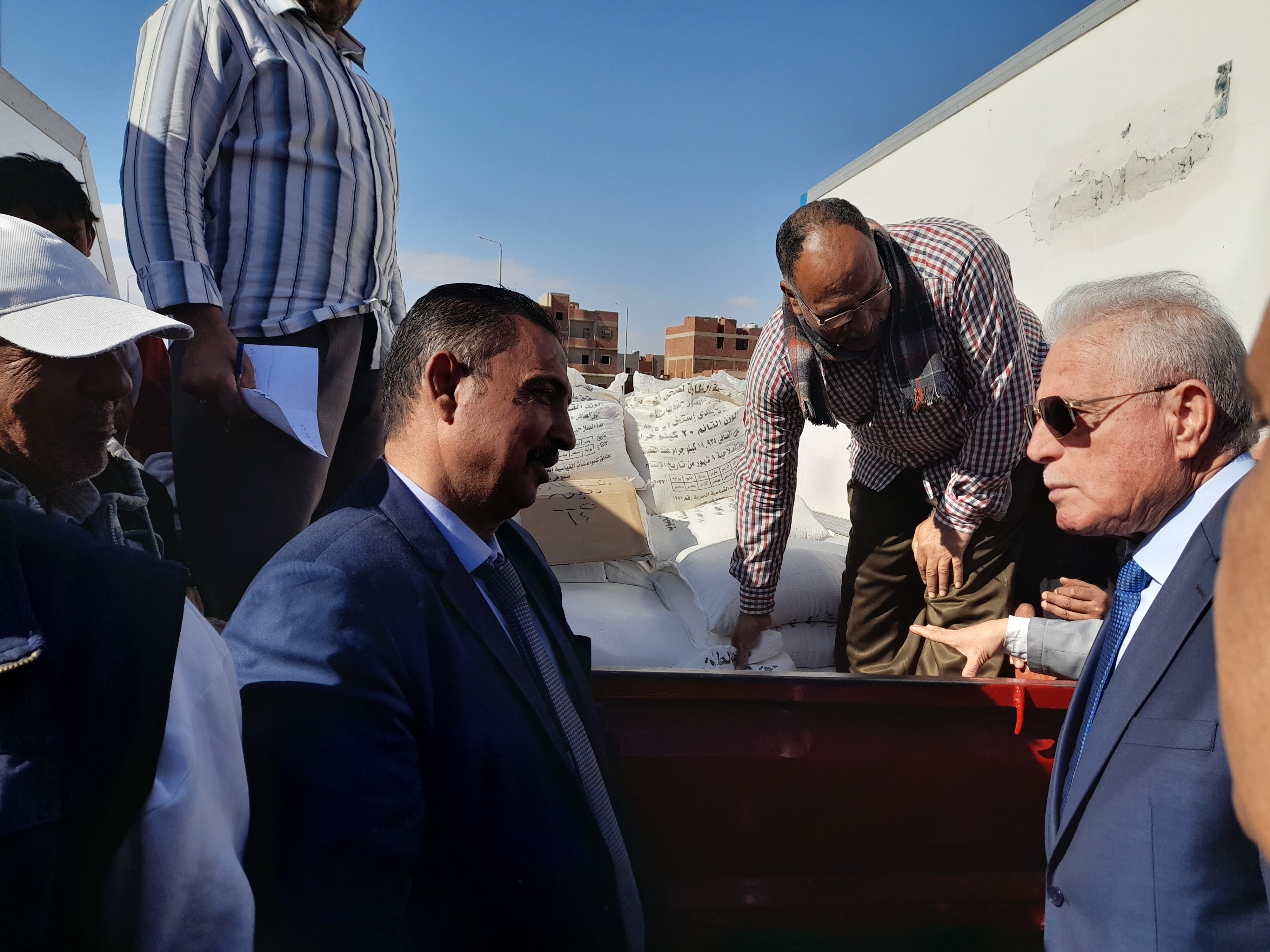 محافظ جنوب سيناء أثناء افتتاح معرض أهلا رمضان (4)