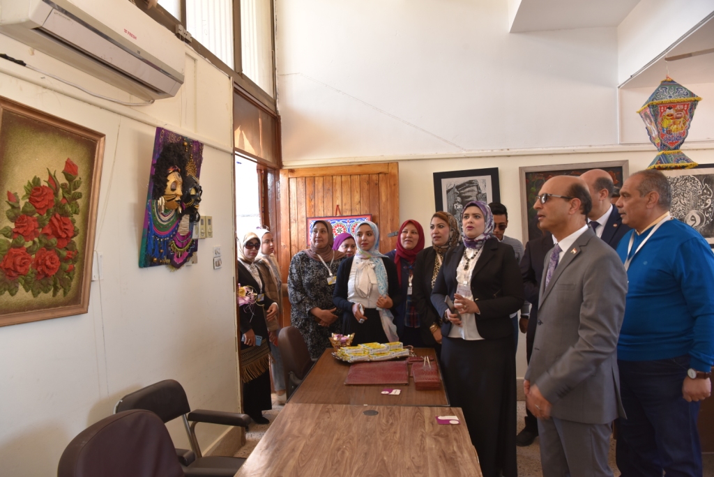 تفقد اللوحات الفنية