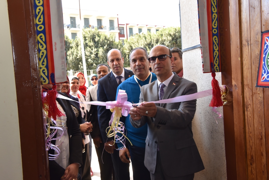 رئيس جامعة أسيوط خلال افتتاح المعرض