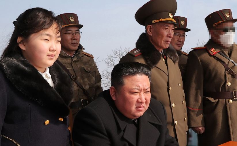 زعيم كوريا يشرف على إطلاق الصاروخ