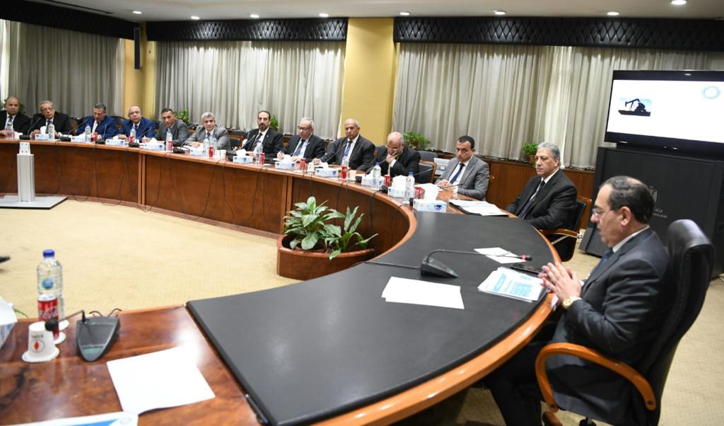 وزير البترول والثروة المعدنية خلال اجتماعه مع رؤساء شركات الإنتاج (3)
