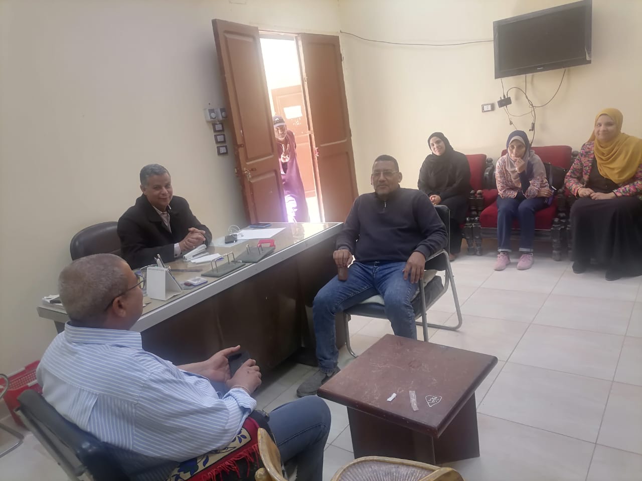 مدير بيطرى الأقصر يجتمع بأطباء إسنا لمتابعة تحصين المواشي مدير بيطرى الأقصر يجتمع بأطباء إسنا لمتابعة تحصين المواشي