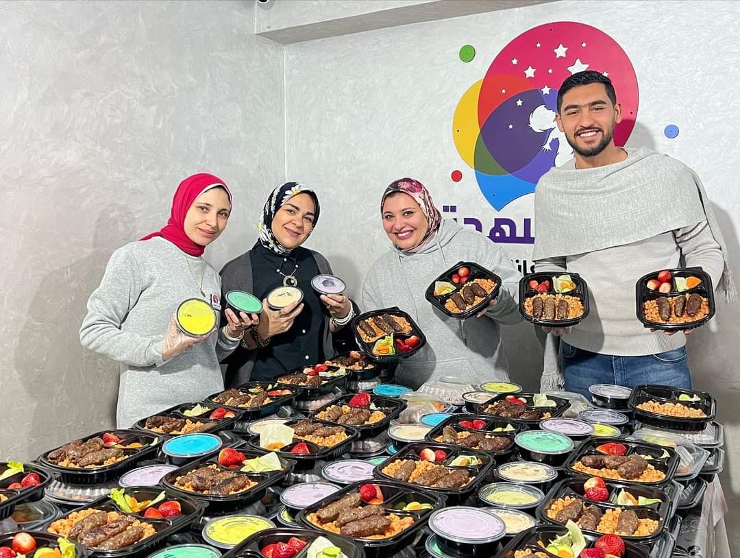 متطوعون يوزعون وجبات وحلويات مجانًا على أهالى الإسكندرية (5)