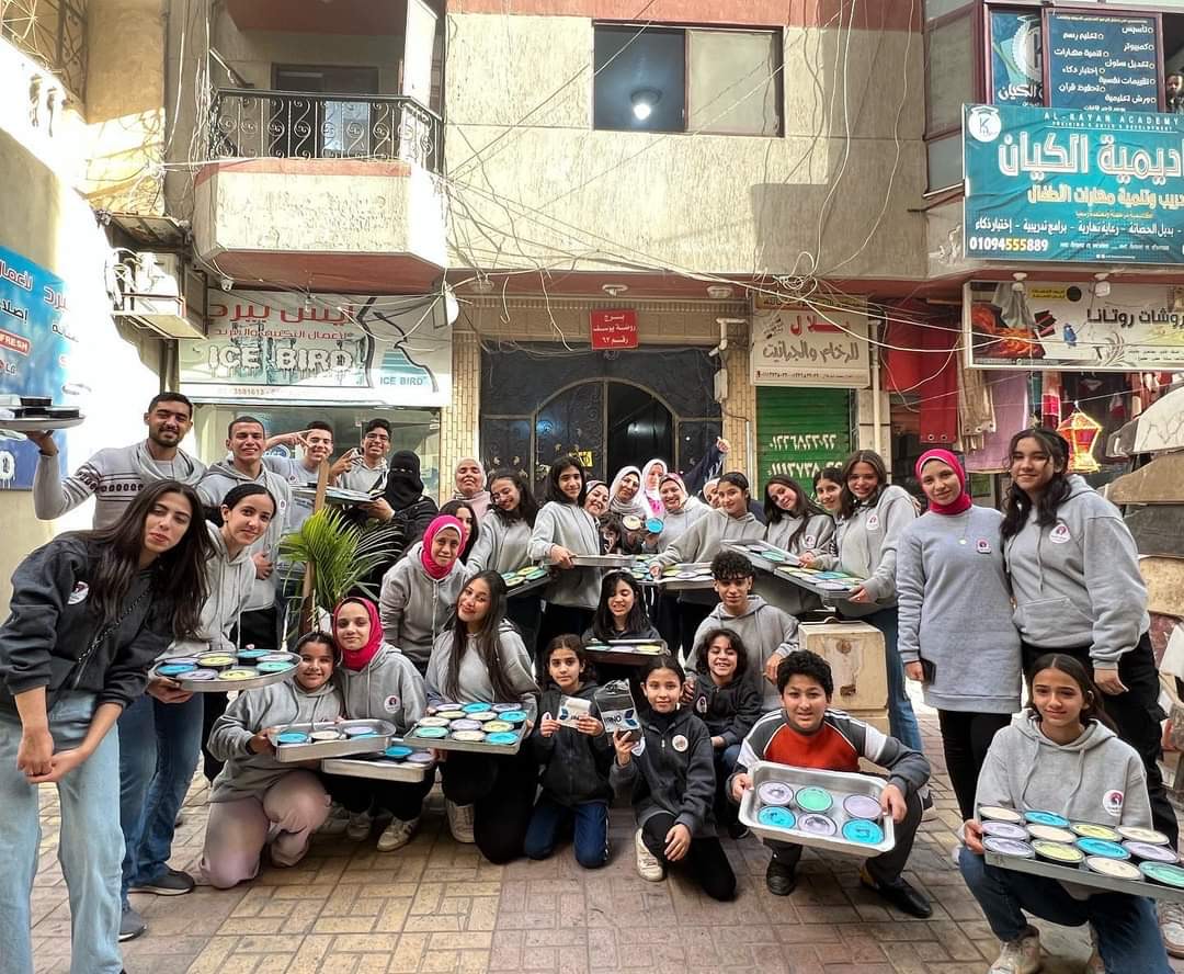 متطوعون يوزعون وجبات وحلويات مجانًا على أهالى الإسكندرية (2)