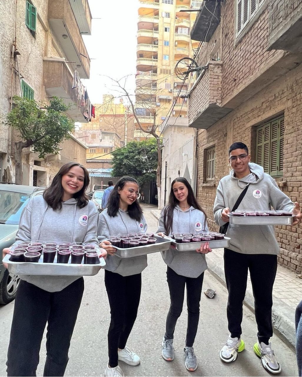 متطوعون يوزعون وجبات وحلويات مجانًا على أهالى الإسكندرية (7)