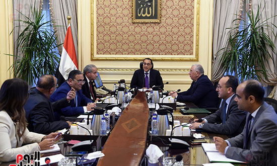 رئيس الوزراء خلال الاجتماع (3)
