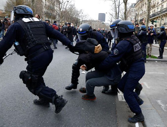 مظاهرات فى شوارع فرنسا (11)