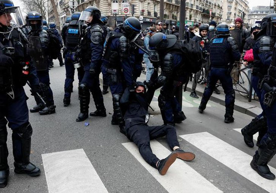 مظاهرات فى شوارع فرنسا (7)