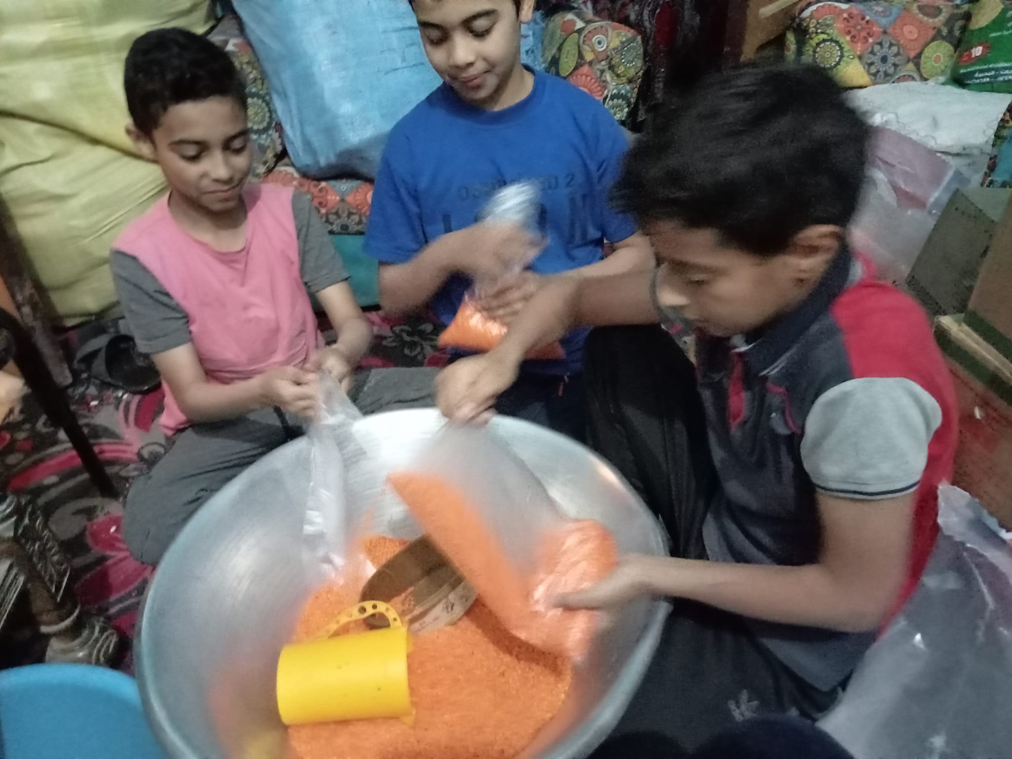 أطفال قرى إسنا يشاركون فى تجهيز شنط رمضان