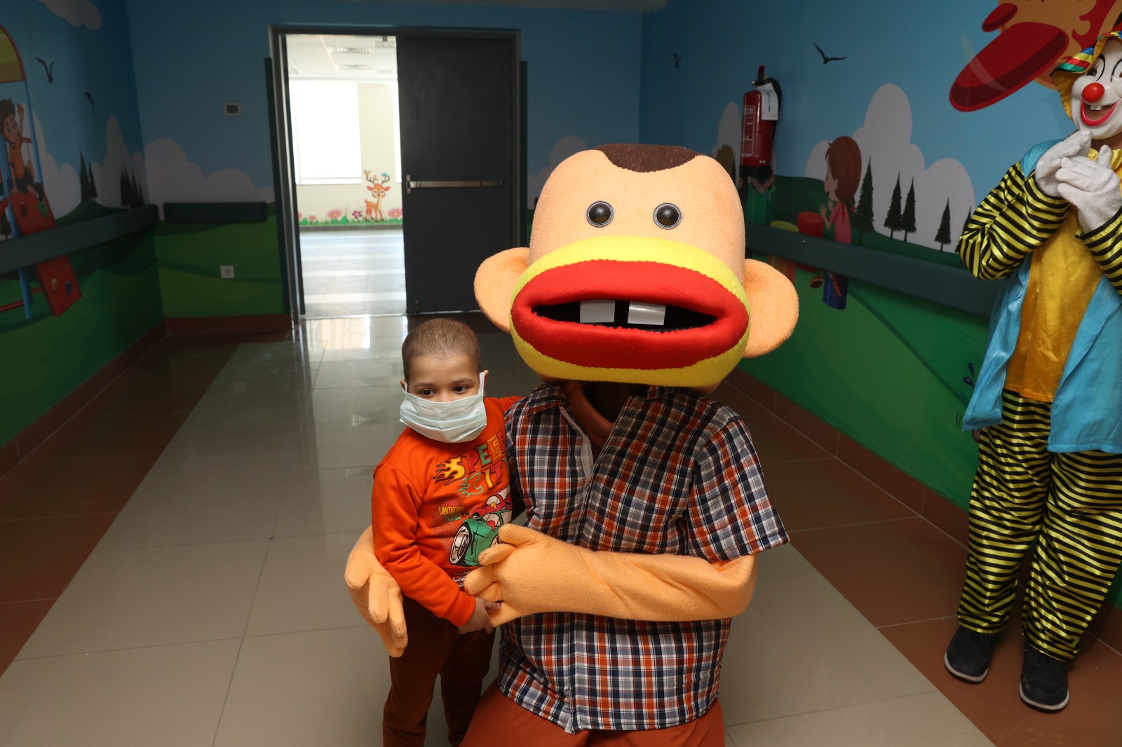 طفل مع شخصية بوجى خلال الاحتفالية بالمستشفى