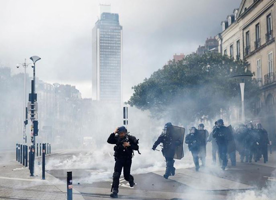 مظاهرات فى شوارع فرنسا (10)