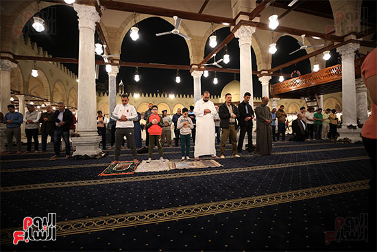 المصلون فى المسجد