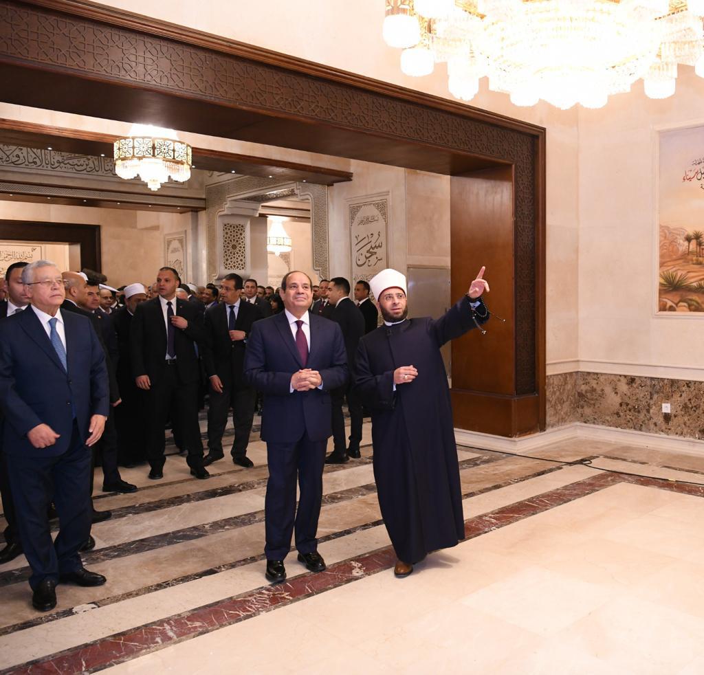 جولة الرئيس السيسي داخل مركز مصر الثقافى الإسلامى