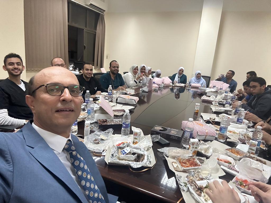 افطار رئيس جامعة أسيوط مع الأطقم الطبيه