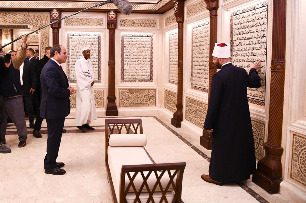 الرئيس السيسي يشارك العمال والمواطنين فى سحور أولى ليالى رمضان (10)
