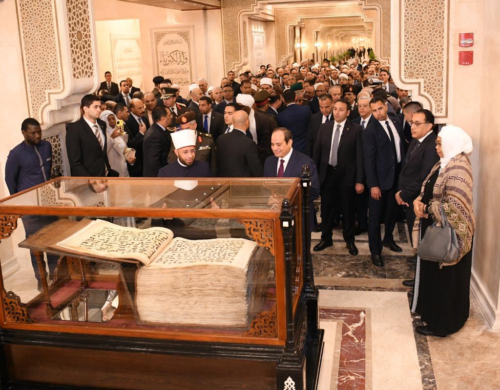 الرئيس السيسي يشاهد أقدم نسخة من القرآن الكريم