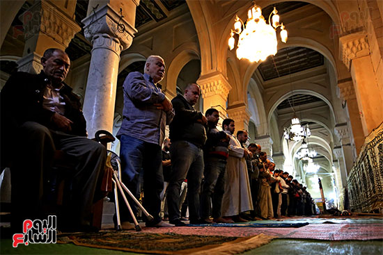 كبار السن يزينون مسجد السيدة زينب
