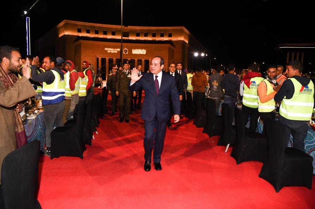 الرئيس السيسي يشارك العمال والمواطنين فى سحور أولى ليالى رمضان (3)