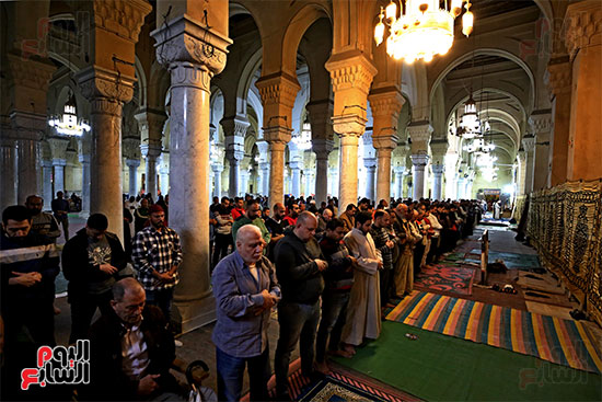 أداء صلاة التراويح فى مسجد السيدة زينب (1)