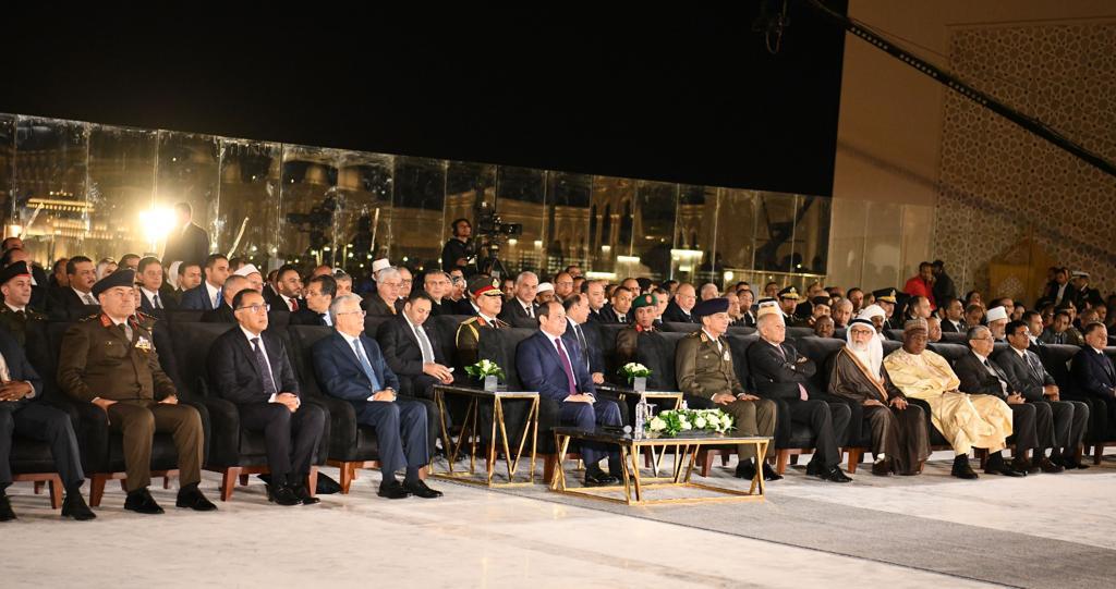 الرئيس السيسي يشارك العمال والمواطنين فى سحور أولى ليالى رمضان (1)