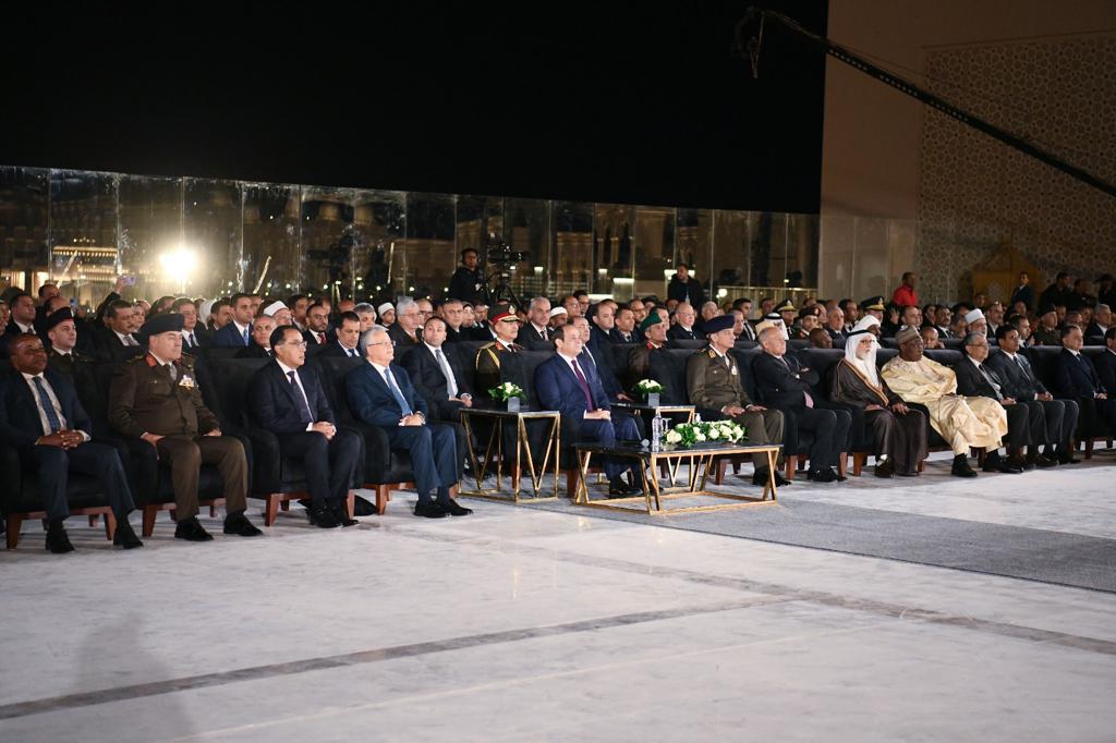 الرئيس السيسي يشارك العمال والمواطنين فى سحور أولى ليالى رمضان (5)