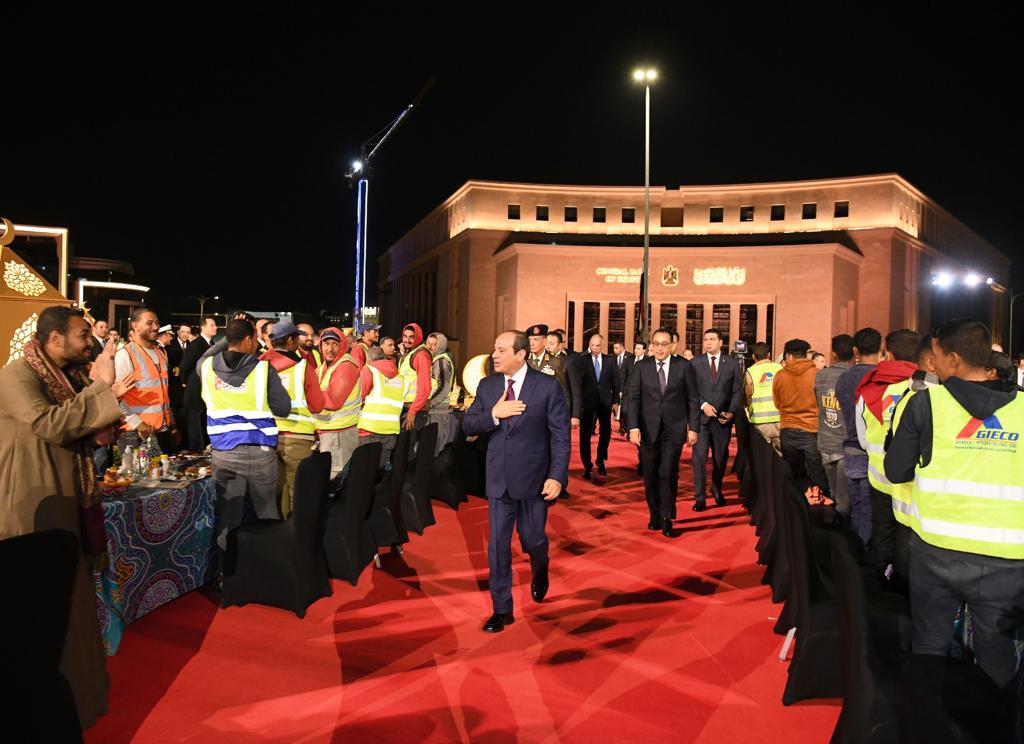 الرئيس السيسي يشارك العاملين بالعاصمة الإدارية سحور أولى ليالي رمضان