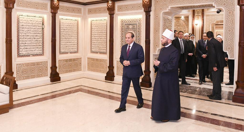 الرئيس السيسي يستمع لشرح الشيخ أسامة الأزهرى خلال تفقد مركز مصر الثقافى