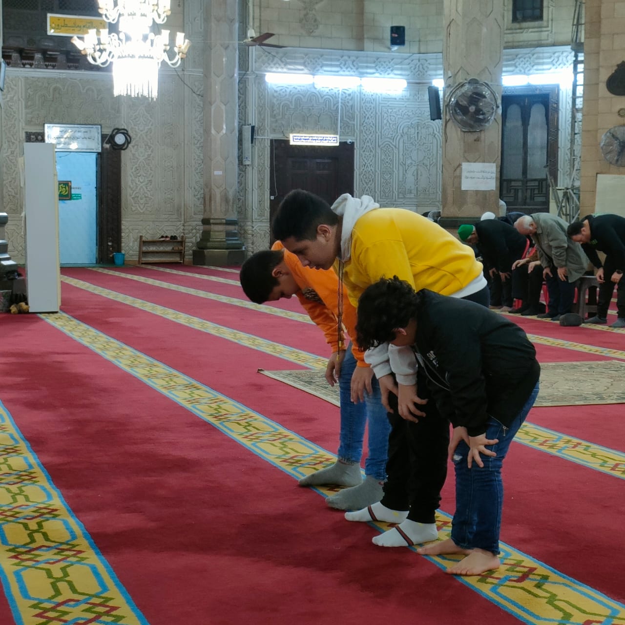 اطفال يؤدون صلاة التراويح مسجد ابو العباس