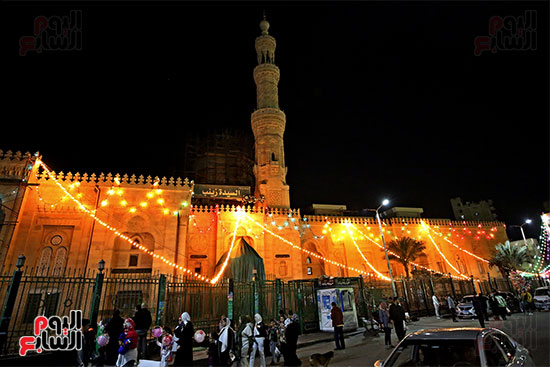 مسجد السيدة زينب هو أحد أكبر وأشهر مساجد القاهرة