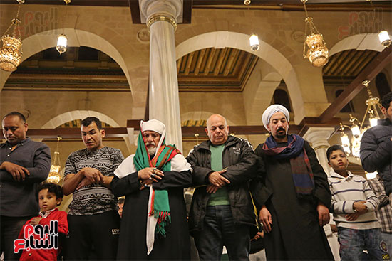 توافد المصلين لأداء صلاة العشاء والتراويح بمسجد الحسين