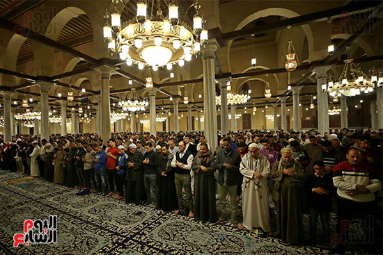 توافد المصلين على مسجد الحسين
