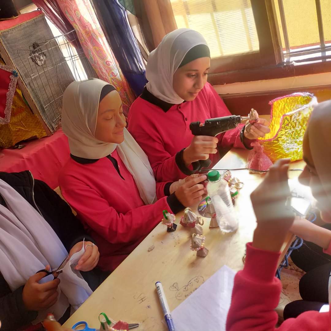 طالبات الوادي الجديد يبدعن في صناعة فوانيس رمضان من خامات البيئة (7)